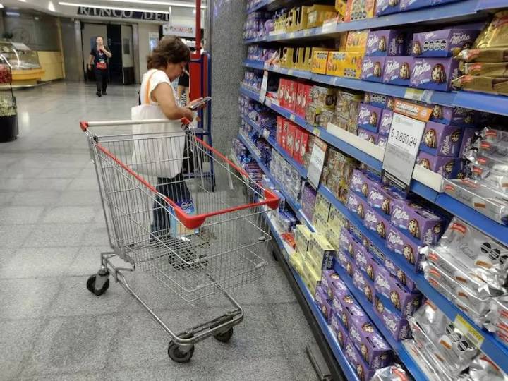 El consumo sigue en retroceso: las ventas en supermercados cayeron por quinto mes consecutivo