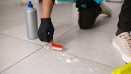 El limpiador hecho en casa que sirve para blanquear las juntas de las baldosas