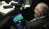 Adán Augusto observa partido de fut durante comparecencia