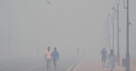 Una espesa y peligrosa bruma cubre Nueva Delhi tras los fuegos artificiales de Diwali