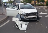 Susto en Siete Palmas: un camión y un taxi colisionan en una rotonda