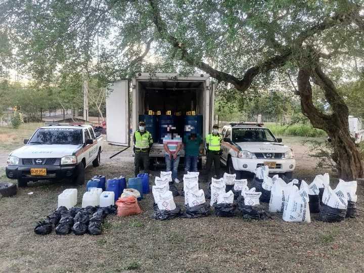 Policía Meta logró la captura de dos sujetos que transportaban insumos para el procesamiento de narcóticos