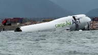 Un avión de carga se sale fatalmente de la pista en Hong Kong