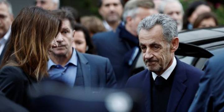 El ex presidente francés Nicolas Sarkozy ingresó a la cárcel para cumplir una condena de cinco años