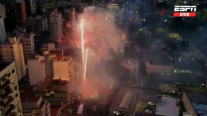 Locura en Avellaneda: la multitudinaria llegada del micro de Racing antes del duelo decisivo ante Flamengo