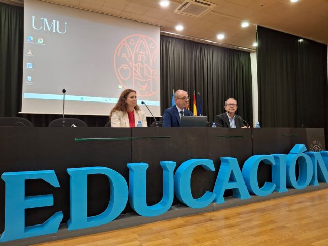 El consejero Víctor Marín participa en un encuentro con alumnado de la Facultad de Educación de la UMU