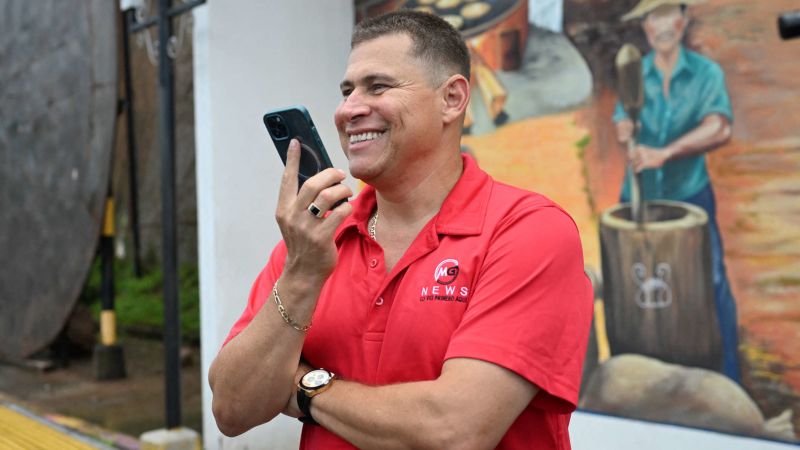 El periodista Mario Guevara llega a El Salvador, deportado de EE.UU.