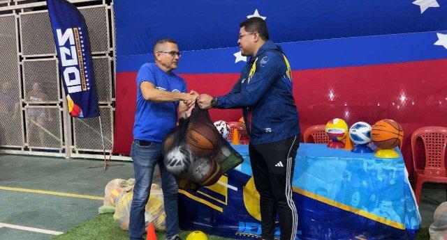 Dotan de materiales deportivos a institutos del deporte en Sucre