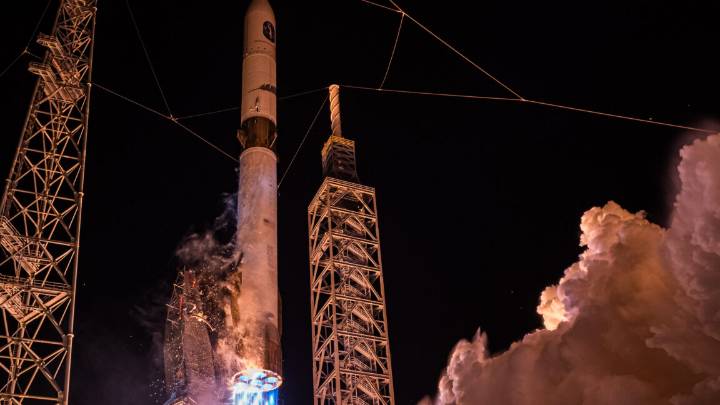 Blue Origin aims to land next New Glenn booster, then reuse it for Moon mission