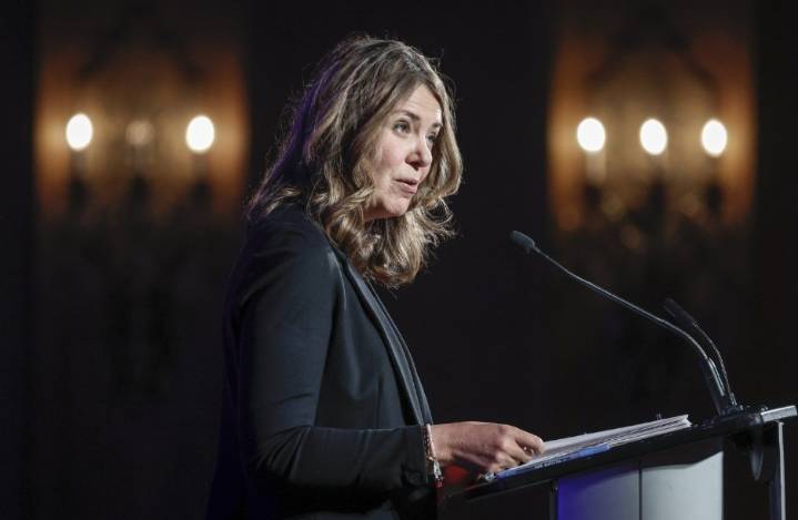 Smith defends not increasing Alberta's minimum wage, set to be lowest in Canada
