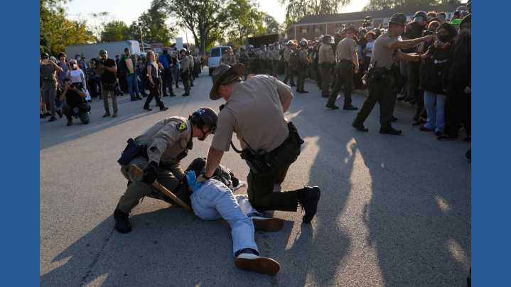 Noem visits Chicago area ICE facility as agents detain multiple protesters outside