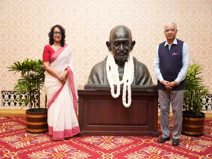Sri Lankan pays tribute to Gandhi on his birth anniversary