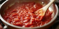 Los 3 trucos para mejorar una salsa de tomate que quedó ácida