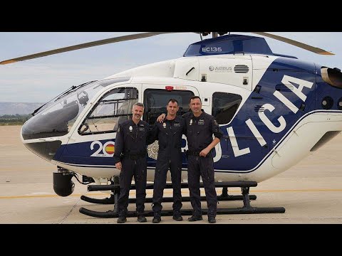 Patrullar Zaragoza desde el cielo: así trabaja el helicóptero de la Unidad Aérea de la Policía