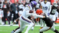 Wentz returns to game after injuring his shoulder in first half