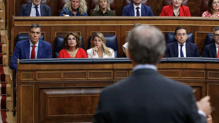 Feijóo dice que en Ferraz "los billetes corren en un prostíbulo" y Sánchez responde: "La 'caja B' existió en su partido"