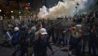 Perú: policía dispersa a manifestantes que prendieron fuego frente al Congreso