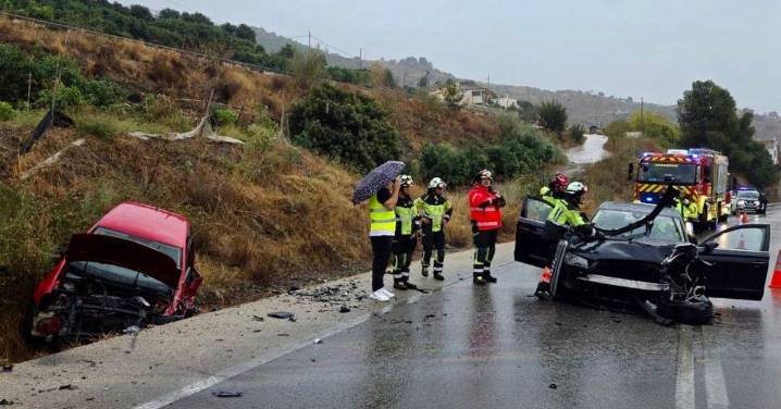 Tres personas heridas leves en un choque frontal en la A-356, a la altura de La Viñuela