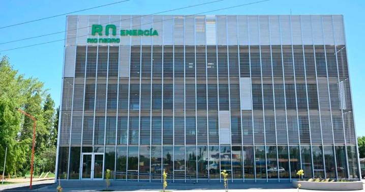 El Estado que se mira al espejo mientras el ciudadano espera una cama