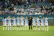 El respetuoso minuto de silencio para Miguel Ángel Russo en el partido de la Selección