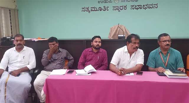 Udupi: Feeding stray dogs restricted to designated spots, says CMC commissioner Mahesh