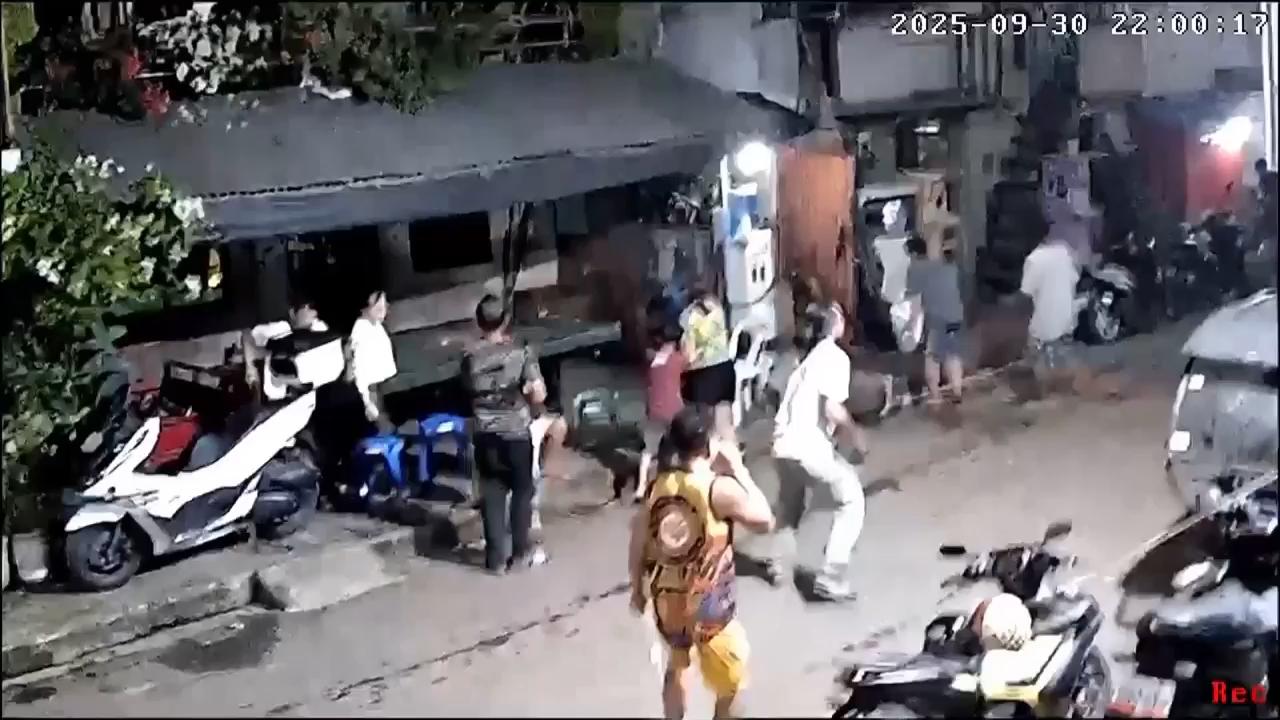 VDO shows intense earthquake, sending people running and panicking on street in central Philippines.