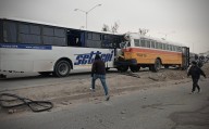 Chocan dos unidades de transporte de personal y un taxi en el bulevar 2000 de Tijuana