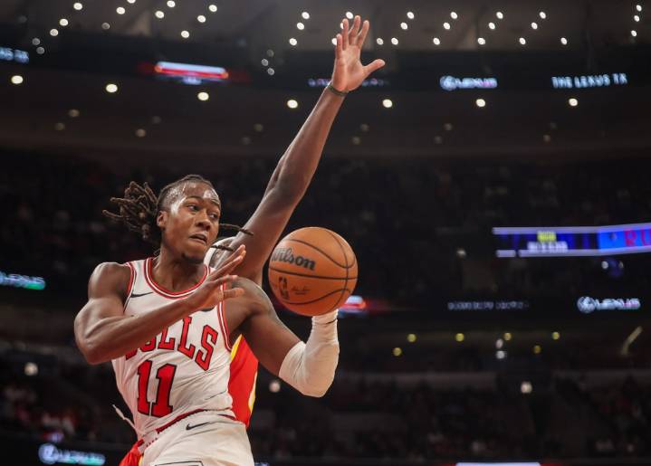 Photos: Chicago Bulls take a 128-123 win over the Atlanta Hawks at the United Center – Chicago Tribune
