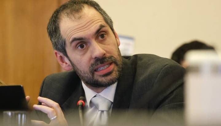 Grau emplaza a Kast a explicar recorte de US$6.000 millones: "En vez de responder con violencia, sería mejor que responda"