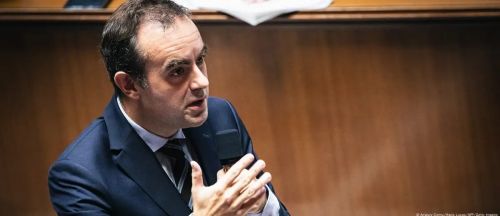 Primer ministro francés supera dos votos de censura