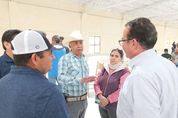 Entrega de tinacos y garrafones en la comunidad de Altavista