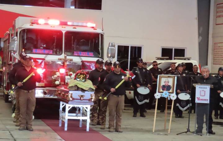 Despiden a bombero fallecido con guardia de honor en Texcoco
