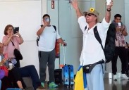 Un canario ameniza la espera en el aeropuerto de Barajas con una canción de Bad Bunny