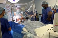 Tiene Parkinson y tocó el clarinete mientras la operaban del cerebro para guiar a los cirujanos