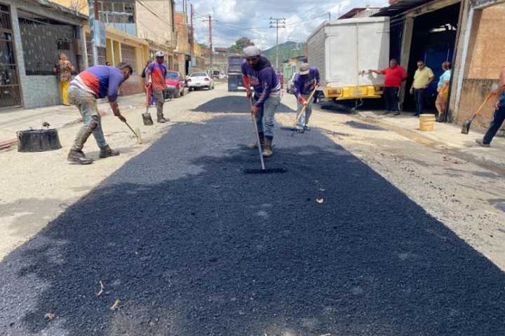 Más de 2 mil familias favorecidas con labores de asfaltado en Valencia