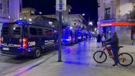 Expectación por siete furgonetas de la Policía Nacional en la plaza de Navarra de Huesca