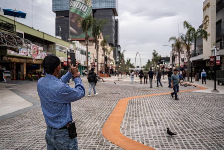 Familias y mascotas disfrutan de la renovada Avenida Revolución