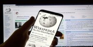 Wikipedia reporta caída en tráfico humano por resúmenes generativos de la IA