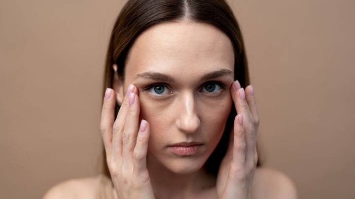 Cómo tapar las ojeras con éxito: el paso a paso que cambia el rostro al instante