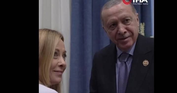La curiosa conversación entre Erdogan y Meloni: «Te veo bien, pero tengo que obligarte a dejar de fumar»