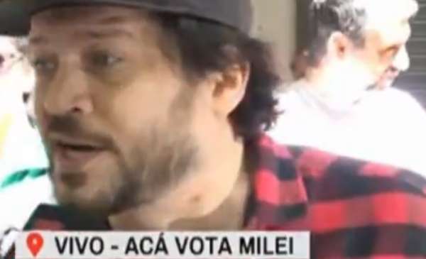 Un militante libertario atacó a un periodista mientras votaba Milei