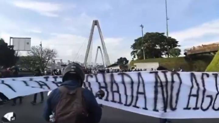 Hinchas del Deportivo Pereira bloquean vías de la ciudad ante crisis del club