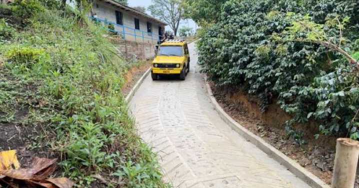 Caldas: 10 mujeres y 5 hombres se pusieron manos a la obra y le hicieron esta obra vial a una comunidad