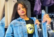 Madre de joven acusada de terrorismo por venta de dólares afirma que se trata de un error