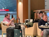 Captan a Fernández Noroña en un lujosa sala VIP en Dubái