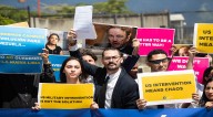 Jóvenes venezolanos protestan ante Embajada de EE.UU. en contra de una intervención militar 27 de octubre de 2025 | País Cabrera indicó que le enviaron una carta al senador republicano Rand Paul, quie
