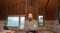 Una empresa de Carballo apuesta por las estructuras de pino gallego para construir casas pasivas industrializadas