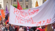 VÍDEO | La manifestación del metal acaba con huevos rotos y latas de cerveza esparcidas por Via Laietana