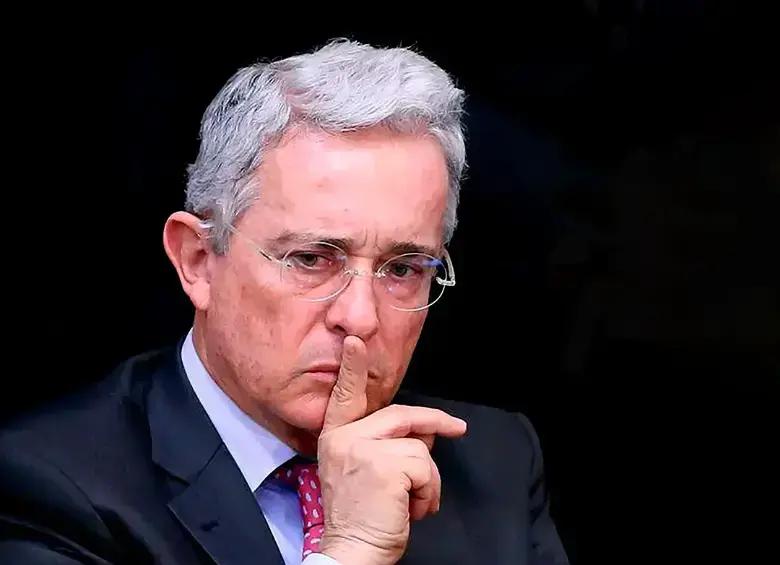 “Una compulsa miserable por una declaración fantasiosa”: Álvaro Uribe responde a decisión judicial que ordena investigarlo