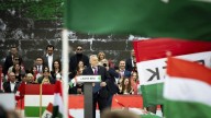 Orbán agita el miedo a la guerra para frenar el avance del europeísta Magyar